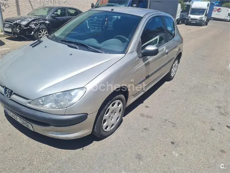 Usado Peugeot 206 70 CV (51 kW) 2005 Gris / plata Berlina