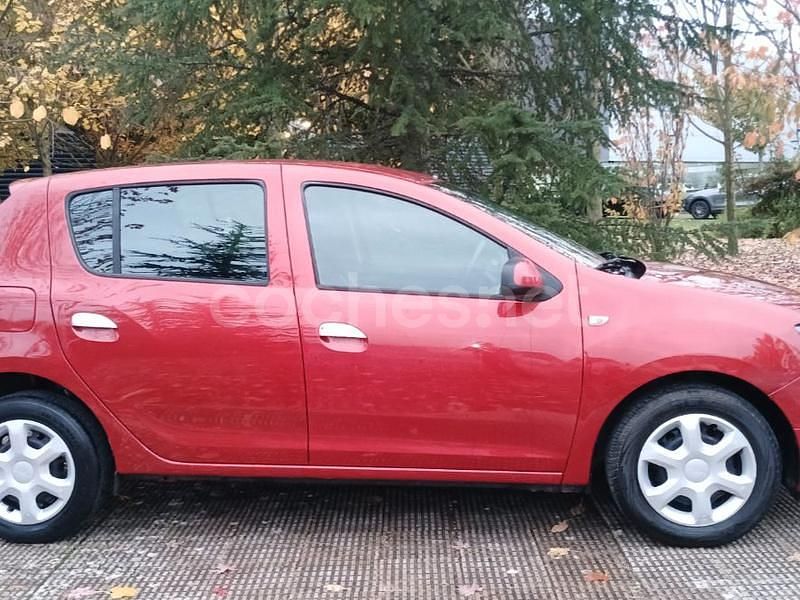 Usado Dacia Sandero Ambiance 75 CV (55 kW) 2014 Granate Berlina