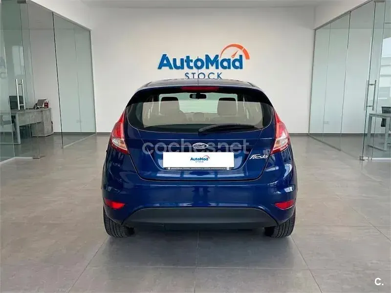 Usado Ford Fiesta Trend 82 CV (60 kW) 2014 Azul Utilitario