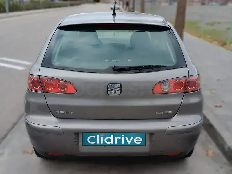 Usado Seat Ibiza Reference 70 CV (51 kW) 2004 Gris / plata Utilitario