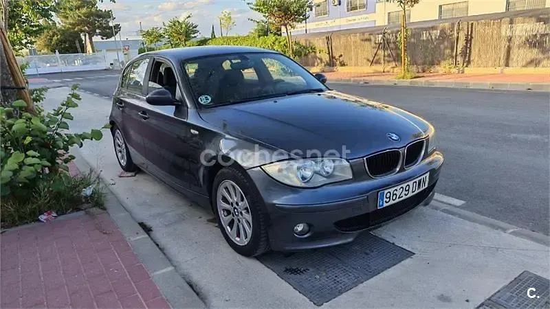 Usado BMW 118 122 CV (89 kW) 2006 Negro Utilitario