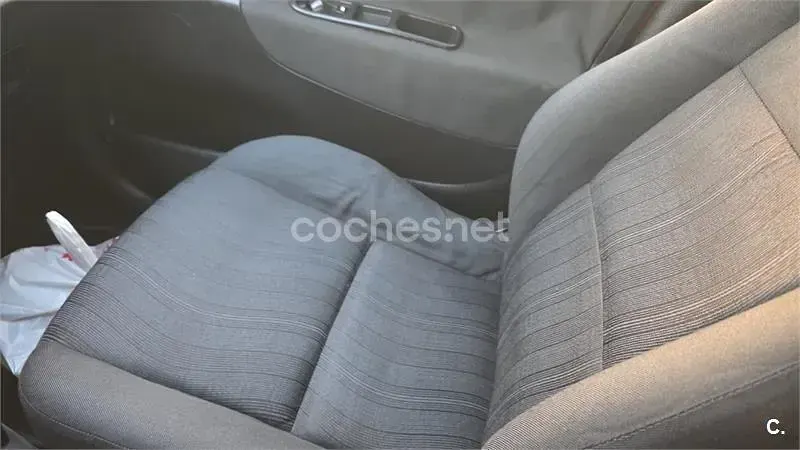 Usado Peugeot 207 75 CV (55 kW) 2007 Rojo Berlina
