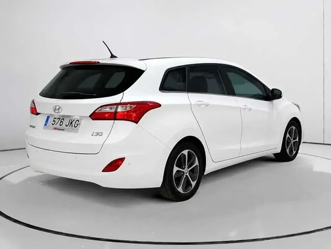 Usado Hyundai i30 110 CV (80 kW) 2015 Blanco Familiar