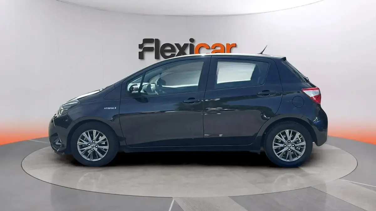Usado Toyota Yaris Hybrid Active 100 CV (73 kW) 2019 Negro Berlina