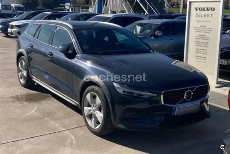 Käytetty Volvo V60 CC 190 HP (139 kW) 2019 Sininen Farmari