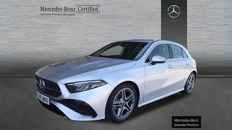 Plata iridio Usado 2024 Mercedes A180 AMG line Berlina | 32.900 € (Precio justo) - Imagen 1/4