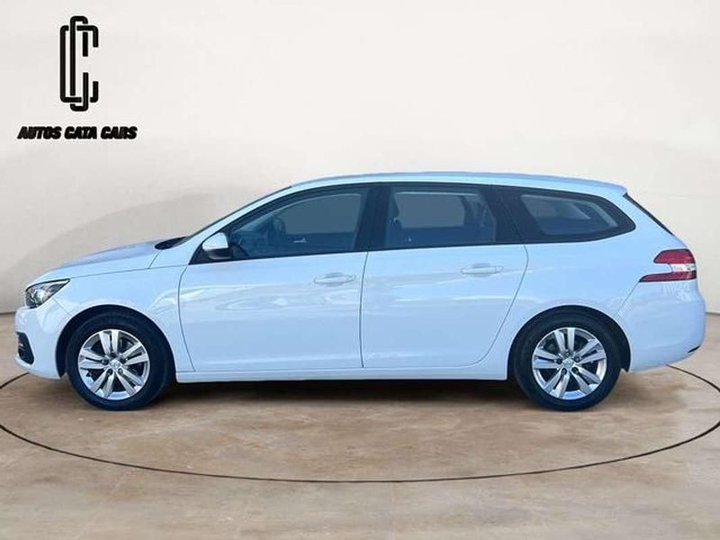 Usado Peugeot 308 SW Active 131 CV (96 kW) 2021 Blanco Familiar