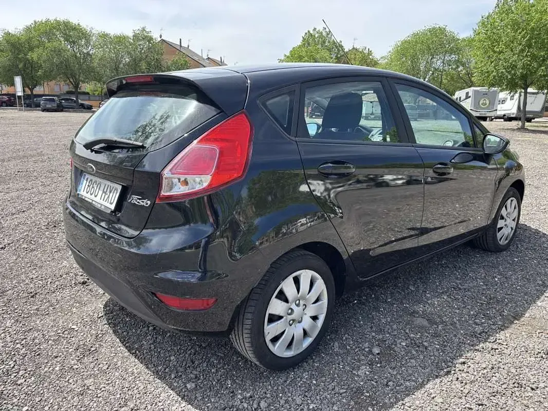Usado Ford Fiesta Trend 82 CV (60 kW) 2014 Negro Utilitario