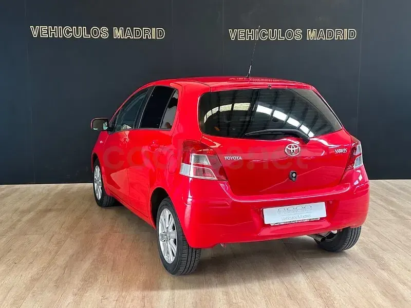 Usado Toyota Yaris Connect Style 101 CV (74 kW) 2011 Rojo Utilitario