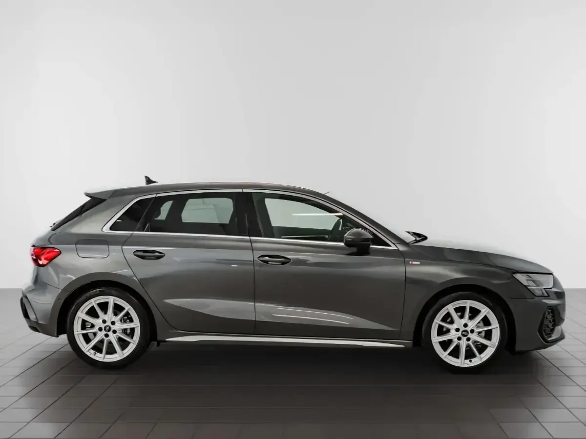 Käytetty Audi A3 S-Line 150 HP (110 kW) 2025 Harmaa