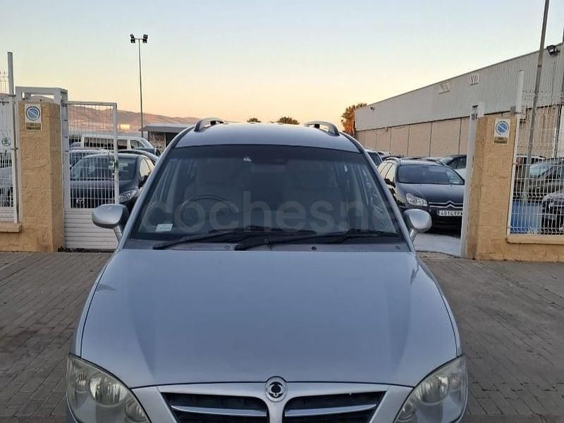 Usado Ssangyong (KGM) Rodius Limited 165 CV (121 kW) 2006 Gris / plata Monovolumen