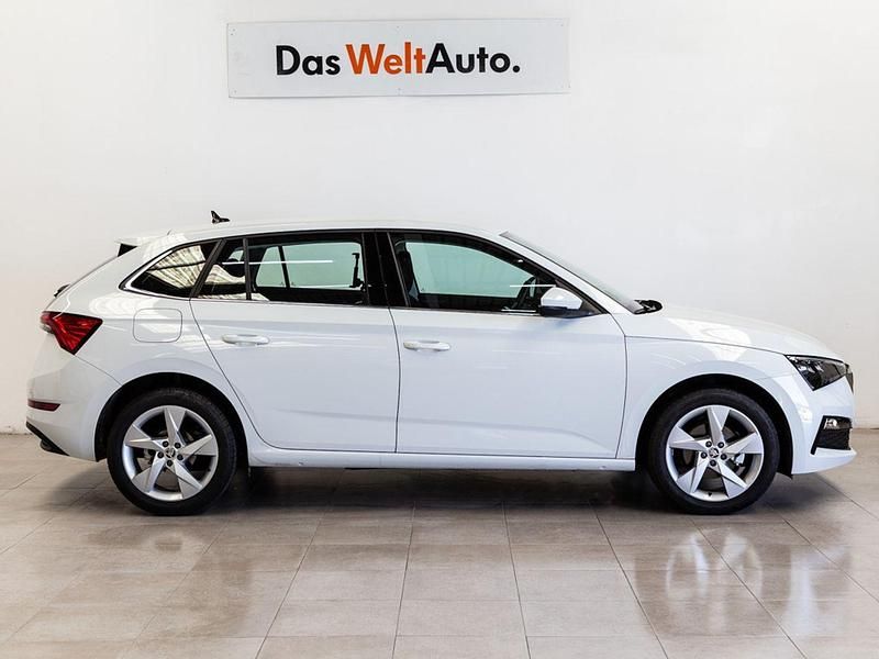 Usado Skoda Scala Ambition 115 CV (84 kW) 2021 Blanco Utilitario