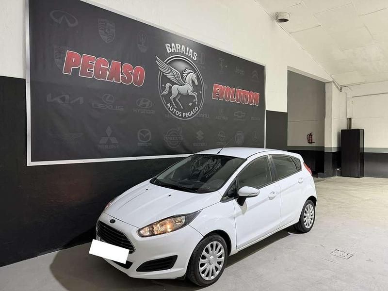 Blanco Usado 2016 Ford Fiesta Trend Utilitario | 7499 € (Precio justo) - Imagen 1/4