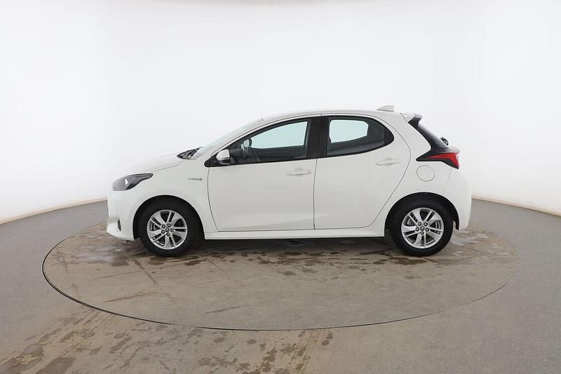 Usado Toyota Yaris Hybrid Active 120 CV (88 kW) 2021 Blanco Berlina