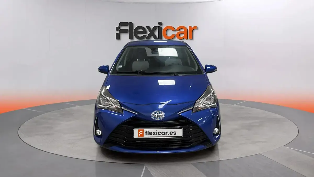 Usado Toyota Yaris Hybrid Active 100 CV (73 kW) 2020 Azul Berlina