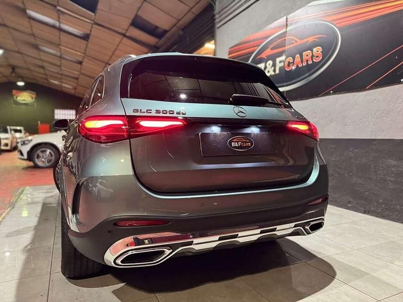 Usado Mercedes GLC300e 333 CV (244 kW) 2025 Plateado SUV