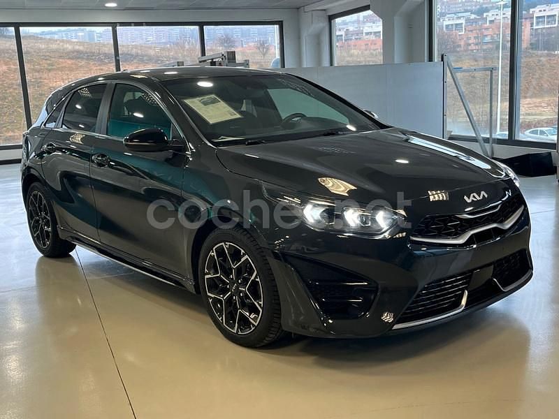 Usado Kia Ceed GT GT-Line 136 CV (100 kW) 2023 Gris / plata Berlina