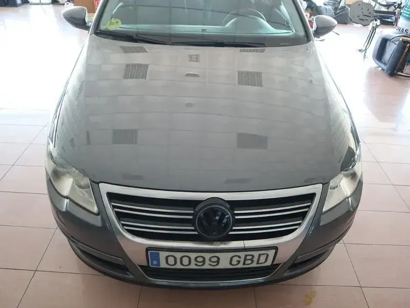 Usado VW Passat Highline 140 CV (102 kW) 2009 Gris / plata Berlina