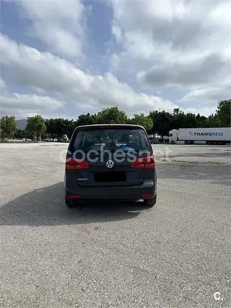 Usado VW Touran Edition 105 CV (77 kW) 2014 Gris / plata Monovolumen