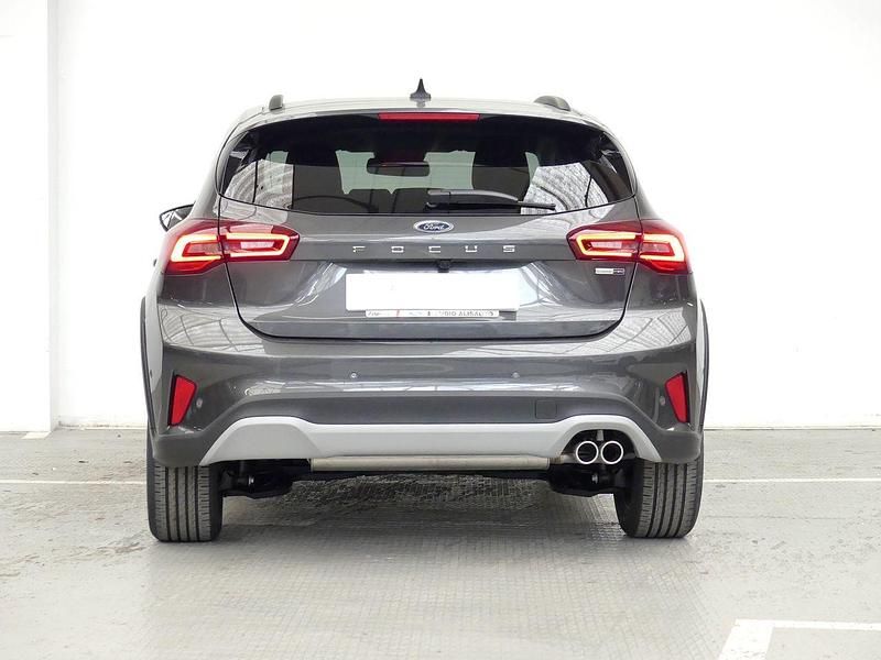 Usado Ford Focus Active 155 CV (114 kW) 2023 Gris Utilitario