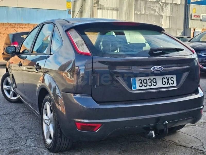 Usado Ford Focus Trend 125 CV (91 kW) 2010 Gris / plata Berlina