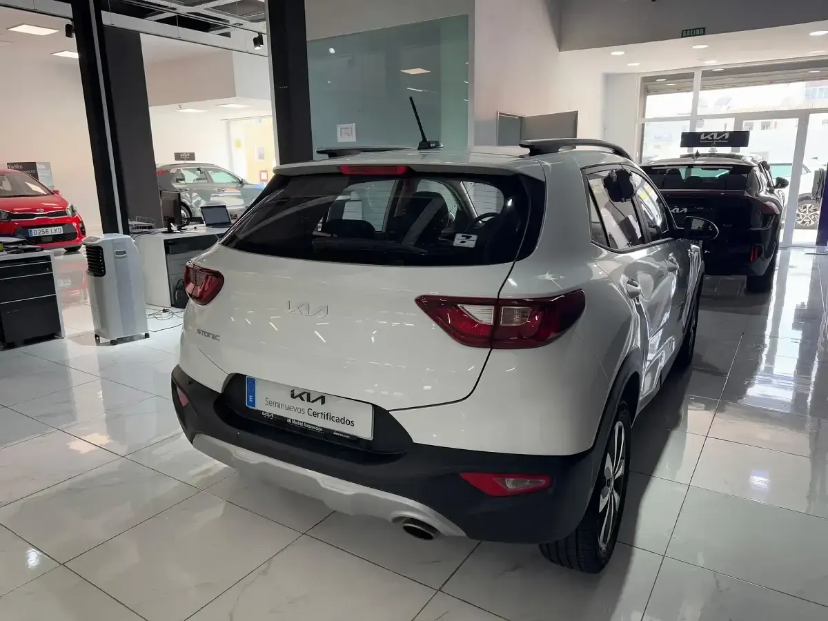 Usado Kia Stonic 100 CV (73 kW) 2025 Blanco SUV