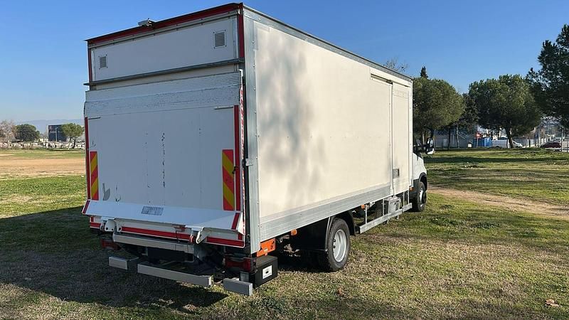 Usado Iveco Daily 180 CV (132 kW) 2018 Blanco Berlina