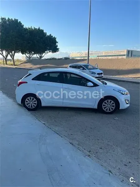 Usado Hyundai i30 90 CV (66 kW) 2016 Blanco Berlina