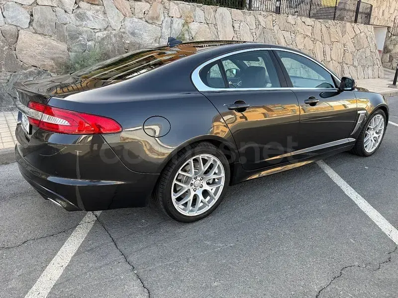 Usado Jaguar XF R-Sport 240 CV (176 kW) 2015 Negro Berlina
