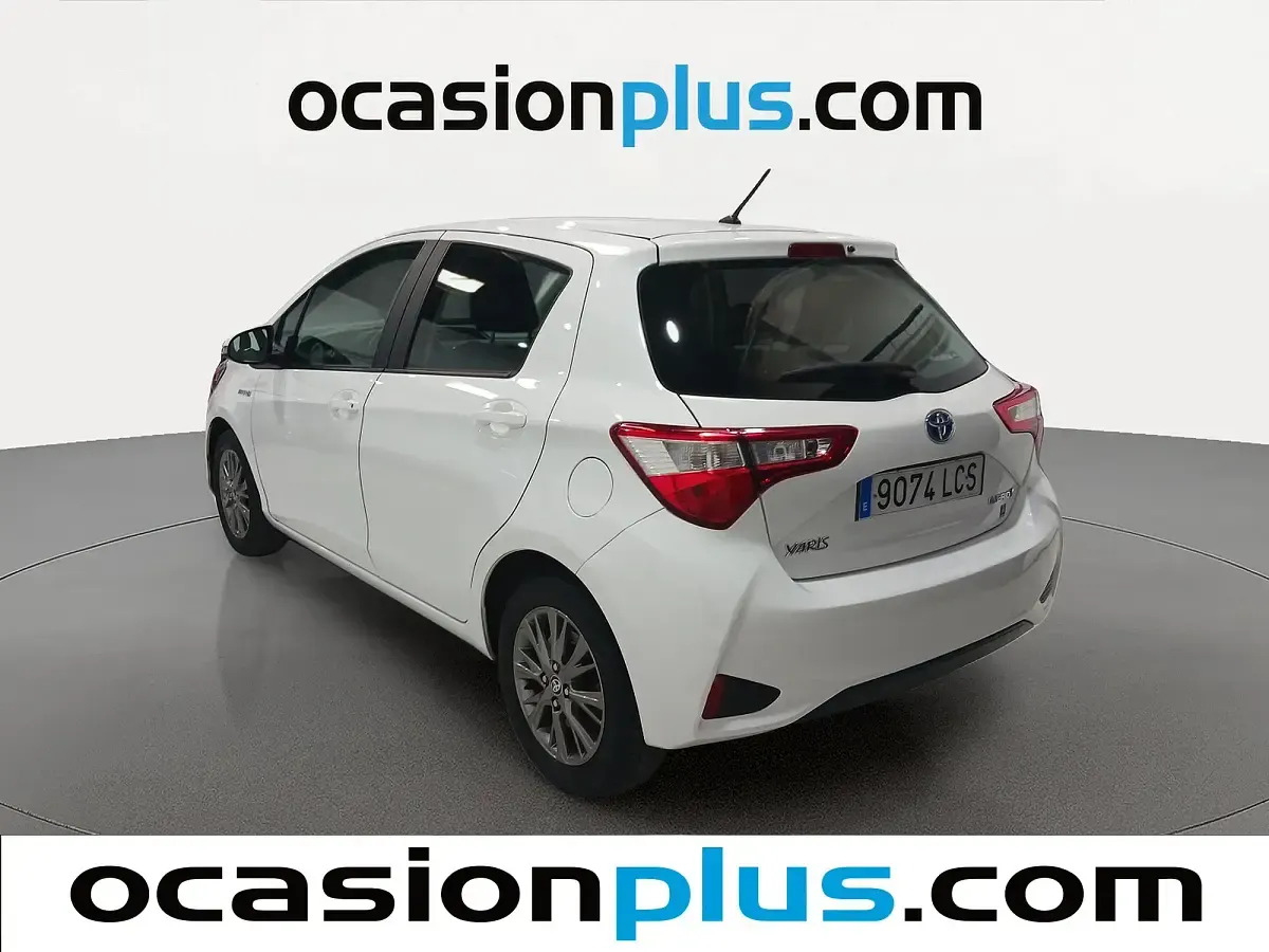 Usado Toyota Yaris Hybrid Active 100 CV (73 kW) 2019 Blanco Utilitario