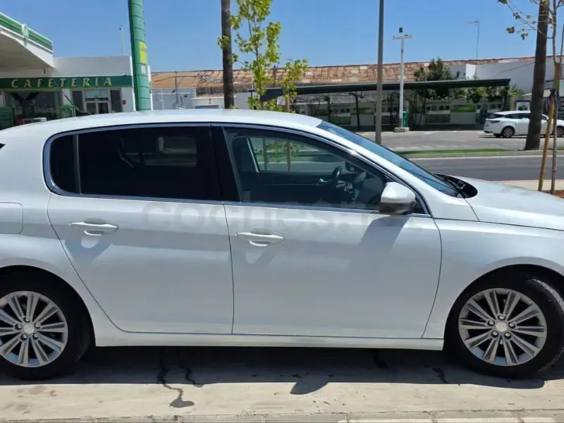 Usado Peugeot 308 Allure 100 CV (73 kW) 2020 Blanco Berlina