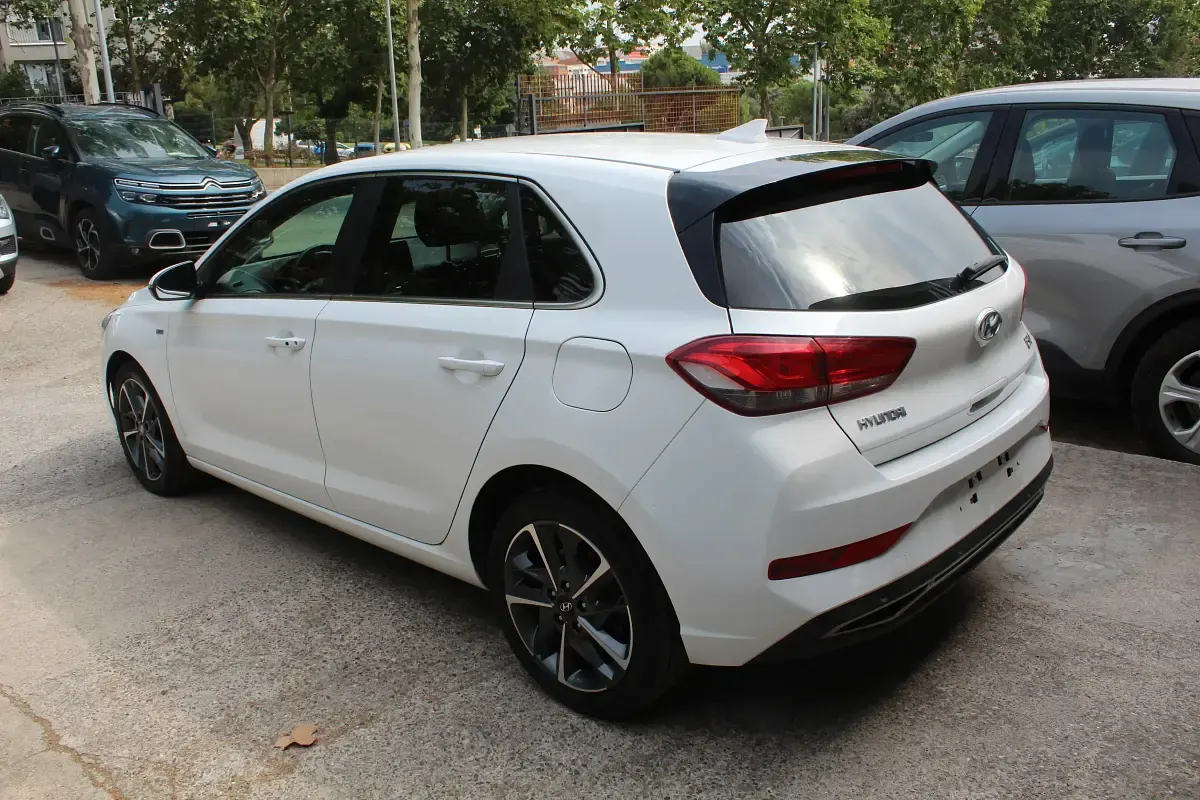 Usado Hyundai i30 120 CV (88 kW) 2023 Blanco Utilitario
