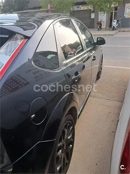 Usado Ford Focus Trend 100 CV (73 kW) 2008 Negro Berlina
