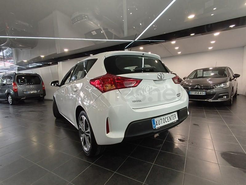 Usado Toyota Auris Active 90 CV (66 kW) 2015 Blanco Berlina