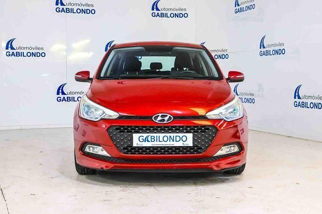 Usado Hyundai i20 75 CV (55 kW) 2015 Rojo Berlina