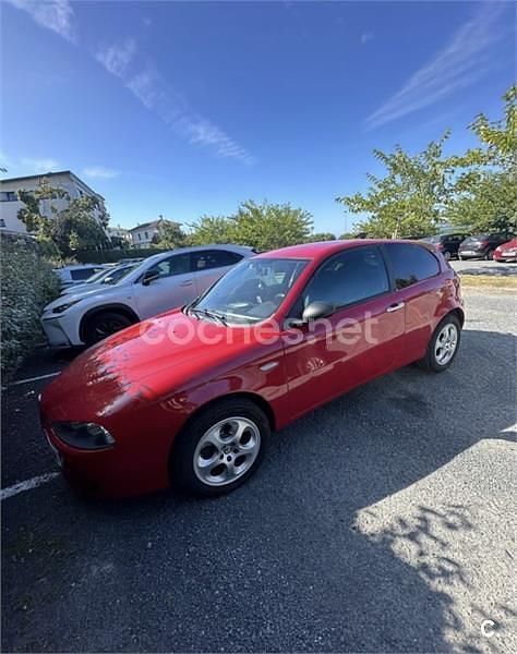 Usado Alfa Romeo 147 Impression 105 CV (77 kW) 2005 Rojo Utilitario