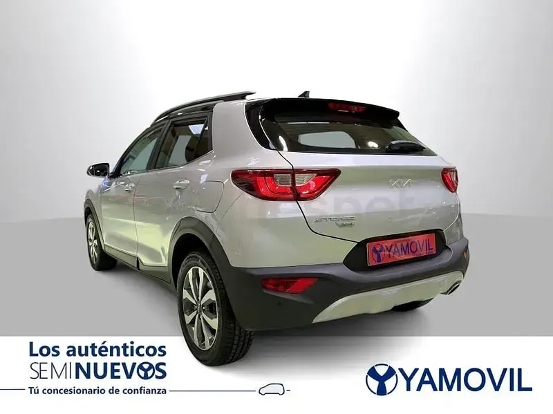 Usado Kia Stonic 100 CV (73 kW) 2021 Gris / plata SUV