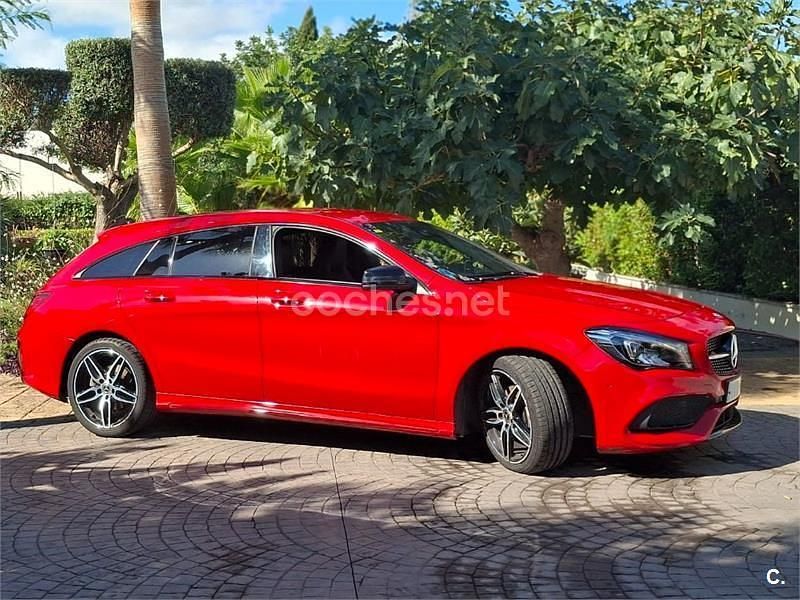 Usado Mercedes CLA180 Shooting Brake AMG line 122 CV (89 kW) 2017 Rojo Familiar