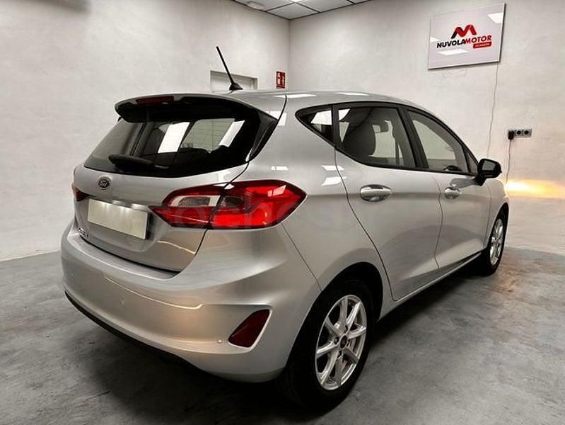 Usado Ford Fiesta Trend 85 CV (62 kW) 2018 Gris / plata Berlina