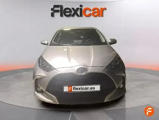 Usado Toyota Yaris Hybrid Active 116 CV (85 kW) 2024 Gris