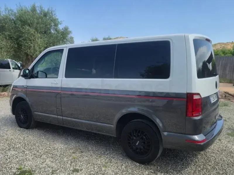 Usado VW Caravelle Comfortline 150 CV (110 kW) 2016 Gris / plata Van