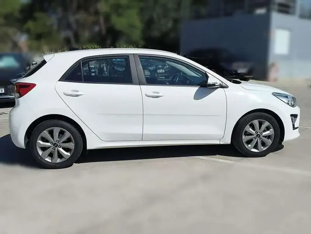 Usado Kia Rio 120 CV (88 kW) 2022 Blanco Berlina