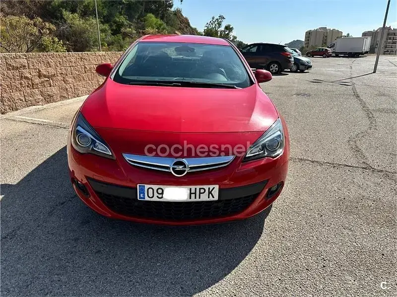 Usado Opel Astra GTC Sportive 130 CV (95 kW) 2013 Rojo Berlina
