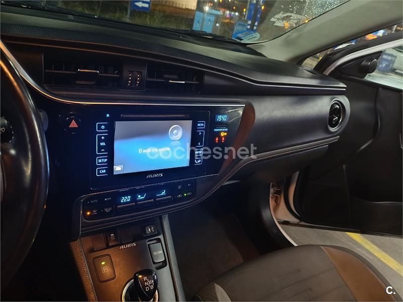 Usado Toyota Auris Hybrid Active 136 CV (100 kW) 2015 Blanco Berlina