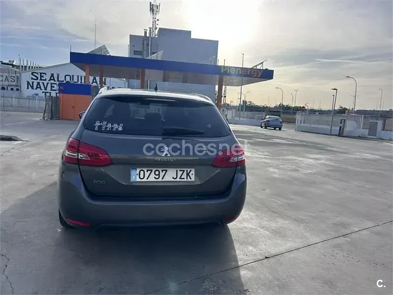 Usado Peugeot 308 SW Allure 120 CV (88 kW) 2017 Gris / plata Familiar