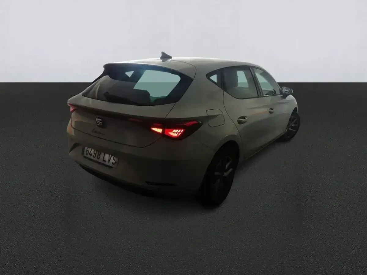 Usado Seat Leon Style 110 CV (80 kW) 2021 Blanco Berlina