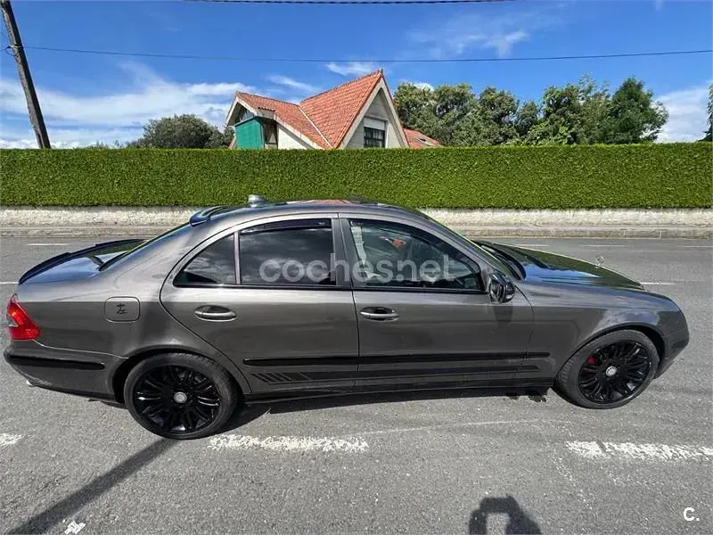 Usado Mercedes E220 Elegance 170 CV (125 kW) 2008 Marrón Berlina