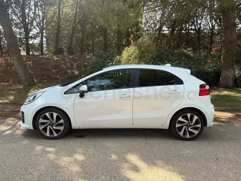 Usado Kia Rio 84 CV (61 kW) 2017 Blanco Berlina