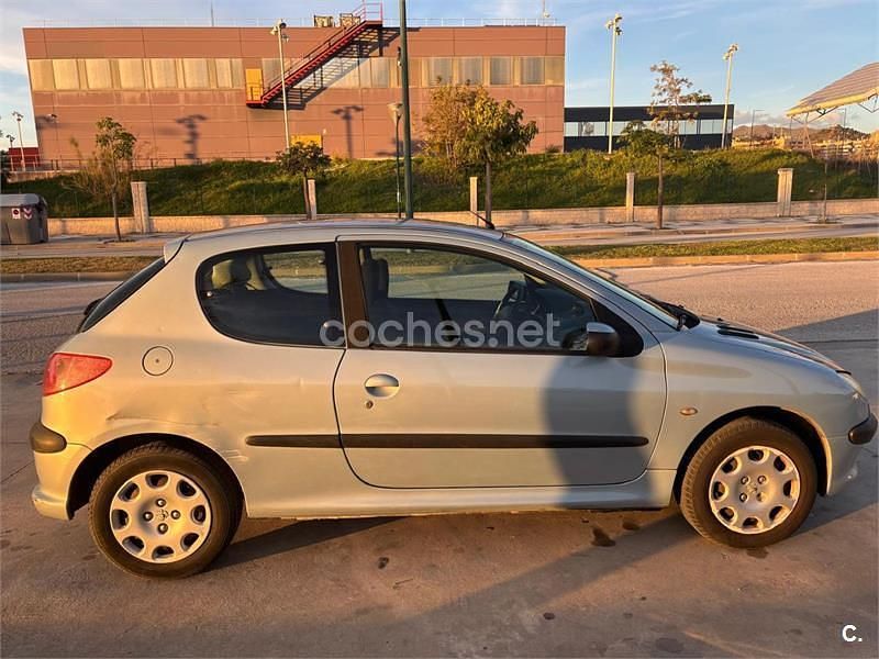Usado Peugeot 206 75 CV (55 kW) 2005 Gris / plata Berlina