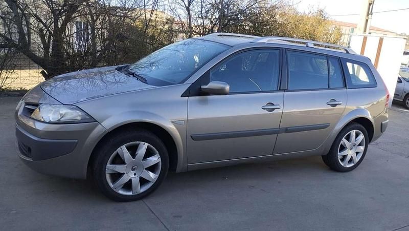 Usado Renault Mégane GrandTour Dynamique 106 CV (77 kW) 2009 Marrón Familiar